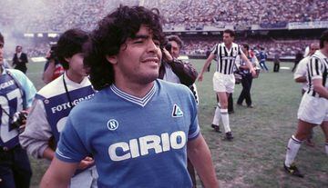El astro argentino dio dos veces positivo en controles antidopaje. El primero, en marzo de 1991, por cocaína tras un partido de la Serie A, la segunda vez fue durante el Mundial de 1994, que tuvo que dejar tras dar positivo en efedrina.