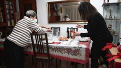 Una mujer viuda y de riesgo, Carmina con su hija Patricia preparan la cena de Nochebuena durante la pandemia en M&oacute;stoles (Madrid), a 24 de diciembre de 2020. Los a&ntilde;os anteriores, esta familia han pasado las cenas de Navidad con m&aacute;s pa