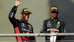 Austin (United States), 22/10/2023.- Second placed British driver Lewis Hamilton of Mercedes-AMG Petronas (R) looks on as Dutch driver Max Verstappen of Red Bull Racing (L) celebrates after winning the 2023 Formula 1 Grand Prix of the United States at the Circuit of the Americas in Austin, USA, 22 October 2023. (Fórmula Uno, Estados Unidos) EFE/EPA/SHAWN THEW
