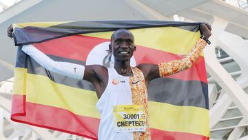 Cheptegei rebajó en 6 segundos el récord que desde 2010 poseía el keniano Leonard Patrick Komon. Cheptegei paró el reloj en 26:38, logrando la triple corona en 2019. 

