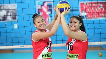 Yadhira Anchante y Camila Pineda, armadoras de la selecci&oacute;n U20 de voleibol femenino de Per&uacute;.
