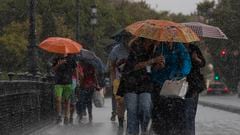Varias personas caminan bajo sus paraguas.
María José López / Europa Press
