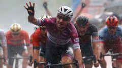 Elia Viviani gana la etapa 17 del Giro de Italia