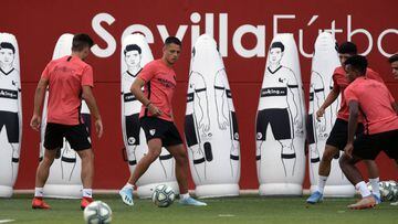 Chicharito, en un entrenamiento con el Sevilla. 