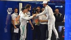 Nico Rosber y Lewis Hamilton se saludan en el GP de Abu Dhabi.