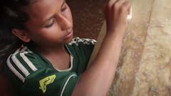 Una chica encera su tabla de surf durante la grabaci&oacute;n de un documental en Blangladesh (India). 