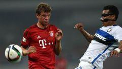 Jeison Murillo (der) disputa un bal&oacute;n con Thomas M&uuml;ller (izq), delantero del Bayern Munich. 