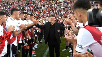 River Plate players greet his coach, Argentine Marcelo Gallardo, after the end of his final match as River Plate's coach against Spain's Real Betis at the Malvinas Argentinas stadium in Mendoza, Argentina, on November 13, 2022. (Photo by Andres Larrovere / AFP)