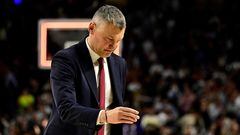 Barcelona's Lituanian headcoach Sarunas Jasikevicius reacts at the end of the Euroleague Basketball match between Real Madrid and FC Barcelona at the WiZink centre in Madrid, on January 26, 2023. (Photo by JAVIER SORIANO / AFP)