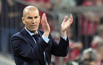 Bayern Munich vs. Real Madrid. Madrid's manager Zinedine Zidane applauding his team.