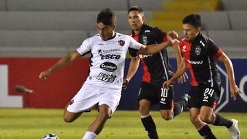 Patronato's midfielder Juan Pablo Barinaga (L) and Melgar's midfielder Walter Tandazo (R) fight for the ball during the Copa Libertadores group stage second leg football match between Peru's Melgar and Argentina's Patronato, at the UNSA Monumental stadium in Arequipa, Peru, on June 6, 2023. (Photo by Diego Ramos / AFP)