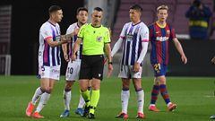 BARCELONA, SPAIN - APRIL 05: Players of Real Valladolid CF appeals to referee Santiago Jaime Latre after he showed a red card to Oscar Plano of Real Valladolid during the La Liga Santander match between FC Barcelona and Real Valladolid CF at Camp Nou on A