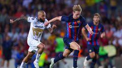 BARCELONA, SPAIN - AUGUST 07: Frenkie De Jong of FC Barcelona challenges for the ball against Dani Alves of Pumas UNAM during the Joan Gamper Trophy match between FC Barcelona and Pumas UNAM at Spotify Camp Nou on August 07, 2022 in Barcelona, Spain. (Photo by Eric Alonso/Getty Images)