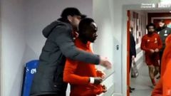 El vídeo viral de Klopp con Mané: Atentos cuando llega Salah