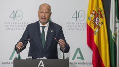 El consejero de Educaci&oacute;n y Deporte de la Junta de Andaluc&iacute;a, Javier Imbroda, en una rueda de prensa.