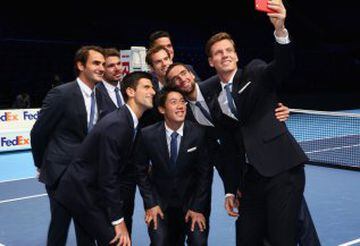 Djokovic y Federer luchan por terminar el año en la cima del tenis.