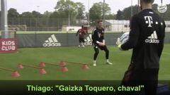 Bombazo: Javi Martínez le cuenta a Thiago el dorsal que le han dejado en el Athletic