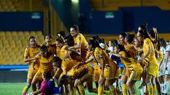 Jugadoras de Tigres Femenil festejan el pase a la siguiente fase del torneo.