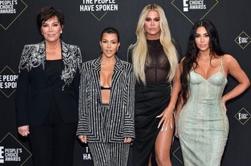 El clan Kardashian se robó por completó las miradas de la alfombra roja, sin duda, sus outfits fueron de los mejores.