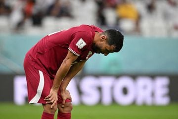 Boualem Khoukhi, defensa de Qatar, se lamenta tras fallar en el primer gol del partido ante Senegal. 