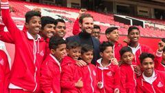 Juan Mata en Old Trafford con un grupo de ni&ntilde;os de los suburbios de Bombay.