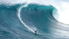 El surfista brasile&ntilde;o Lucas &#039;Chumbo&#039; Chianca surfeando una ola gigante en Cortes Bank (San Diego, California), el viernes 13 de enero del 2023. 