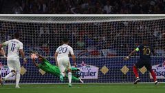 Saint-denis (France), 19/06/2023.- Goalkeeper Odysseas Vlachodimos (L) of Greece saves a penalty of Kylian Mbappe (R) of France, which was later retaken after a VAR decision, during the UEFA EURO 2024 qualification match between France and Greece in Saint-Denis, France, 19 June 2023. (Francia, Grecia) EFE/EPA/MOHAMMED BADRA
