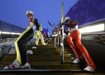 Varios esquiadores esperan su turno para saltar en un entrenamiento de los Campeonatos del Mundo de combinada nórdica que se disputan en Finlandia. 