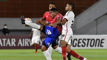 Bolivia&#039;s Jorge Wilstermann defender Juan Pablo Aponte (L) and Brazil&#039;s Athletico Paranaense midfielder Leo Cittadini during their closed-door Copa Libertadores group phase football match at the Felix Capriles stadium in Cochabamba, Bolivia, on 