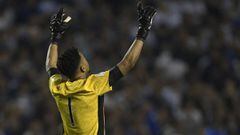 Peru&#039;s goalkeeper Pedro Gallese celebrates at the end of their goalless 2018 World Cup qualifier football match against Argentina in Buenos Aires on October 5, 2017. / AFP PHOTO / Juan MABROMATA