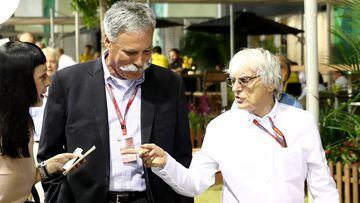 Chase Carey con Bernie Ecclestone en el paddock de Singapur.