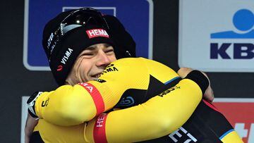 Los ciclistas Wout van Aert y Christophe Laporte se abrazan en el podio de la Gante-Wevelgem 2023.