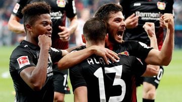 Leverkusen (Germany), 24/09/2017.- Leverkusen&#039;s Kevin Volland (R) celebrates with team mates Leon Bailey (L) and Lucas Nicolas Alario (C) after scoring a goal during the German Bundesliga soccer match between Bayer 04 Leverkusen and Hamburger SV in L