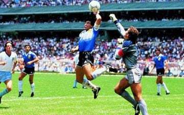 Minuto seis de los cuartos de final de la Copa del Mundo de 1986. El rival para Argentina era Inglaterra. Maradona se quitó a algunos defensores ingleses, Jorge Valdano lo auxilió pero perdió el balón, en un rechace por Steve Hodge, la redonda se elevó al área, Diego brincó y con la mano desvío el esférico a la portería, ocasionando el gol más polémico en un mundial.