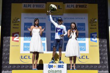 Colombia's Nairo Quintana celebrates his white jersey of best young on the podium at the end of the 110,5 km twentieth stage of the 102nd edition of the Tour de France cycling race on July 25, 2015, between Modane Valfrejus and Alpe d'Huez, French Alps.  AFP PHOTO / ERIC FEFERBERG