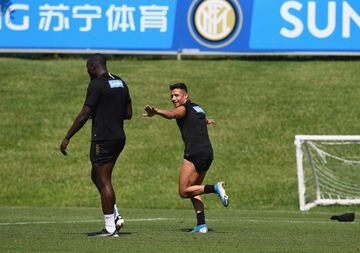 Alexis Sánchez vivió su primera práctica con el Inter. Se saludó con sus nuevos compañeros y se notó muy feliz en cada movimiento.
