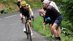 Jonas Vingegaard, en pleno ataque en el Marie Blanque, el puerto decisivo de la quinta etapa del Tour de Francia 2023, donde descolgó a Tadej Pogacar.