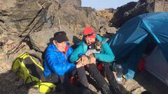 Carlos Soria y Gema Hassen-Bey descansan en las faldas del Teide durante el reto iniciado por la aventurera.