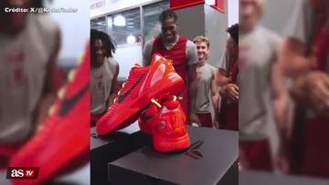 Watch: Vanessa Bryant gifts USC team new Nike Kobe sneakers