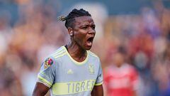 Uchenna Kanu festeja un gol con Tigres Femenil.