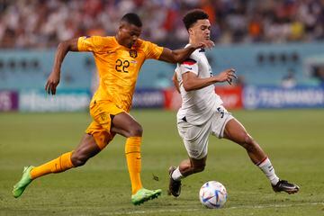 Doha (Qatar), 03/12/2022.- Denzel Dumfries (Netherlands) in action against Antonee Robinson (USA) during the World Cup 2022.