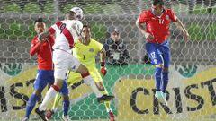 Claudio Bravo en acci&oacute;n durante la victoria 3-0 de Chile sobre Per&uacute;. Fue su noveno partido seguido sin recibir goles.