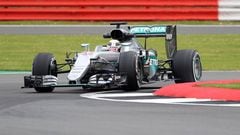 Lewis Hamilton con el Mercedes en Silverstone.