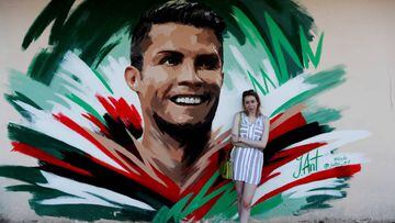 Turistas y aficionados se fotograf&iacute;an con un graffitti de Cristiano Ronaldo.