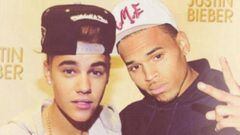 Los cantantes Justin Bieber y Chris Brown posando juntos.