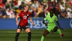 Melbourne (Australia), 21/07/2023.- Sophie Schmidt (L) of Canada fights for the ball with Antionette Payne (R) of Nigeria during the FIFA Women's World Cup 2023 soccer match between Nigeria and Canada at Melbourne Rectangular Stadium in Melbourne, Australia, 21 July 2023. (Mundial de Fútbol) EFE/EPA/MORGAN HANCOCK AUSTRALIA AND NEW ZEALAND OUT

