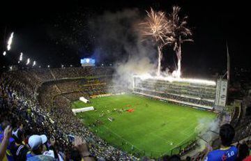 Alberto José Armando: La mundialmente famosa ‘La Bombonera’ ha visto en dos ocasiones a Boca Juniors ser el mejor equipo del continente. Ya sea de ida o vuelta, ha albergado en 10 ocasiones la final de Copa Libertadores. Remodelado en 1996, los 43 mil asientos como capacidad lo hacen uno de los más grandes en Argentina.