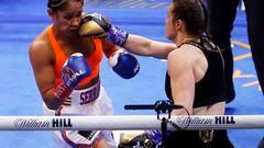 New York (United States), 30/04/2022.- Irish boxer Katie Taylor (R) throws a punch at Puerto Rican Boxer Amanda Serrano (L) during their title fight at Madison Square Garden in New York, New York, USA, 30 April 2022. (Estados Unidos, Nueva York) EFE/EPA/JASON SZENES
