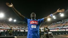 Kalidou Koulibaly celebrando la victoria frente al Parma tras el pitido final del colegiado. 