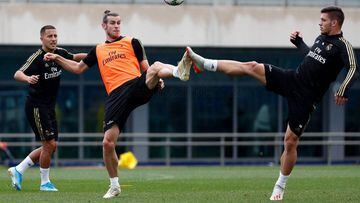 Bale pugna por el bal&oacute;n con Jovic, ayer, ante la mirada de Hazard.